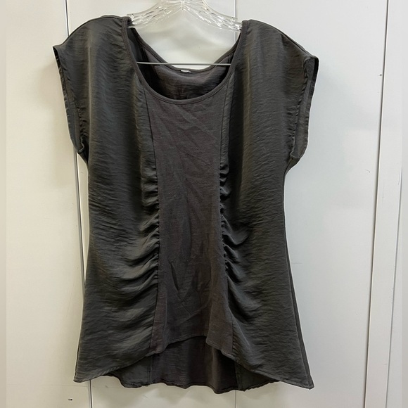 Like New Short Sleeve Solid Colored Blouse - Picture 1 of 3